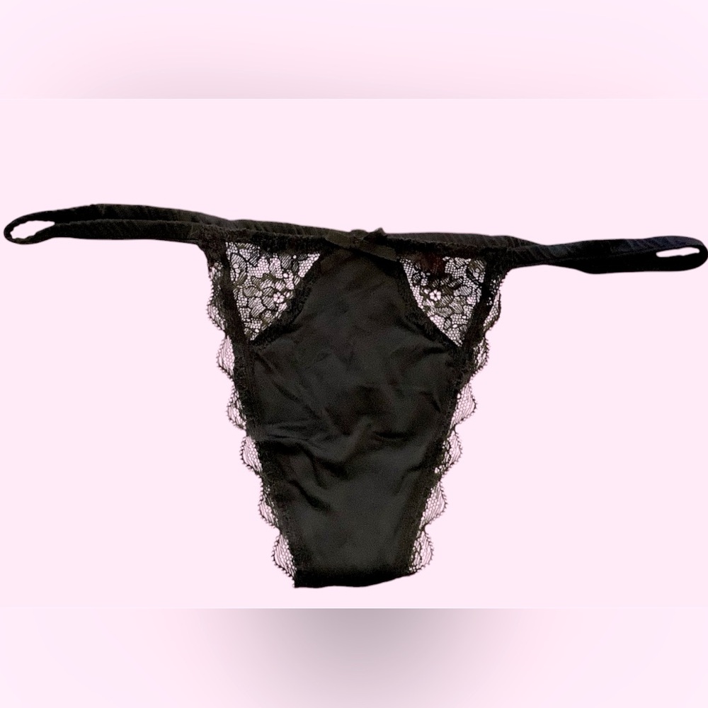 ❤️VS❤️ lace trimmed v-string thong. NWT size M